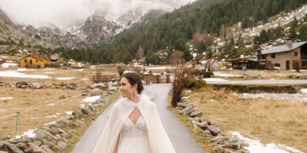 BRIDE'S CAPE, THE IDEAL COMPLEMENT FOR A STORYTALE WEDDING IN THE MIDDLE OF THE SNOWEN MOUNTAINS