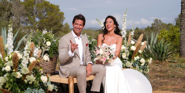 AN ELEGANT AND SIMPLE WEDDING DRESS FOR A COSMOPOLITAN WEDDING IN A BEAUTIFUL COUNTRY ESTATE IN MALLORCA