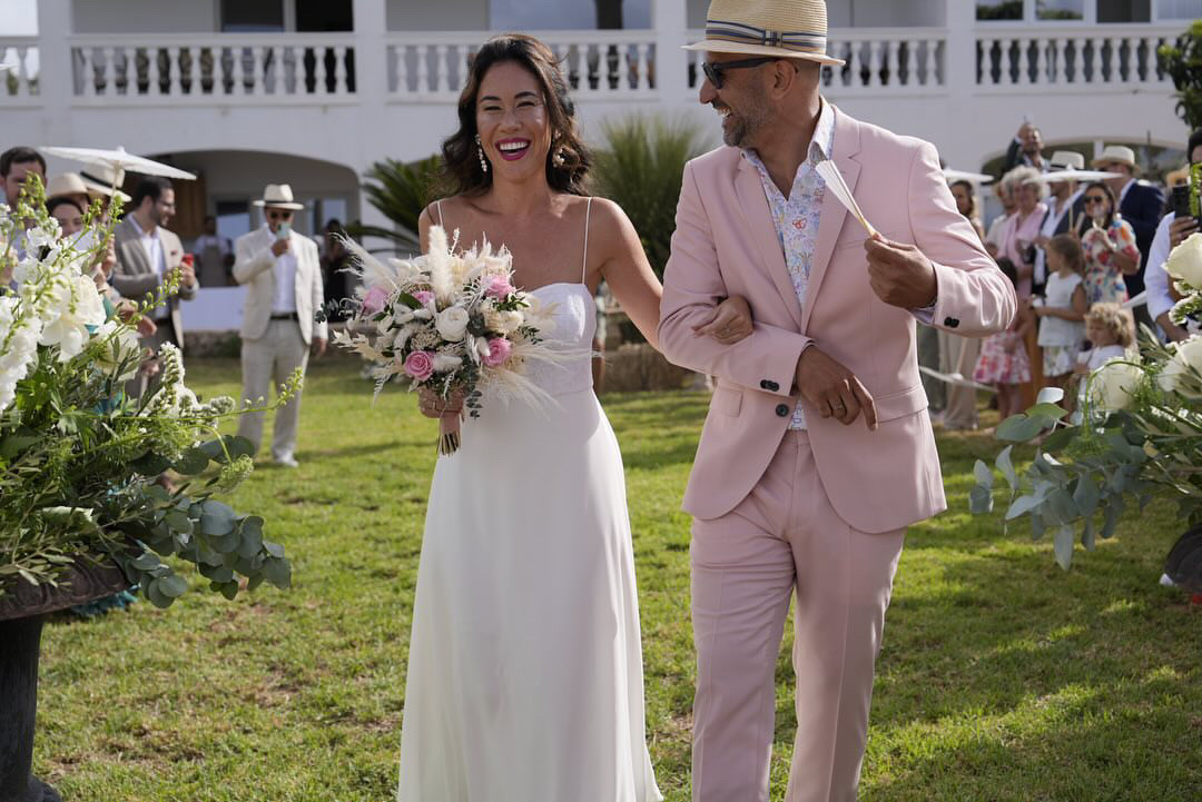 UN VESTIDO DE NOVIA ELEGANTE Y SENCILLO PARA UNA BODA COSMOPOLITA EN UNA PRECIOSA FINCA DE MALLORCA